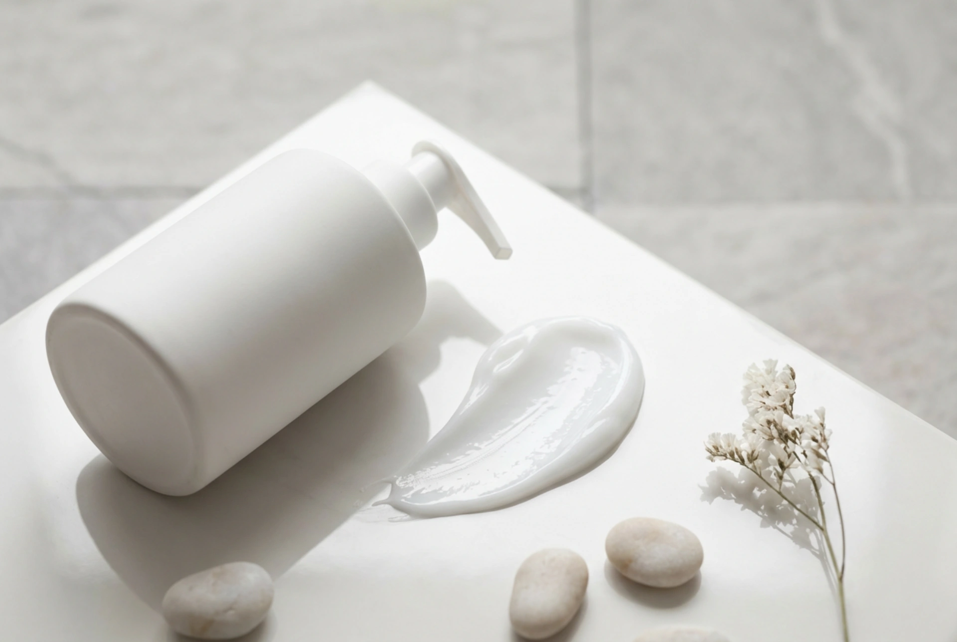 Akneye Eğilimli Ciltler İçin Nemlendirici Seçimi: Hafif Formüller, İçerikler ve Uygulama