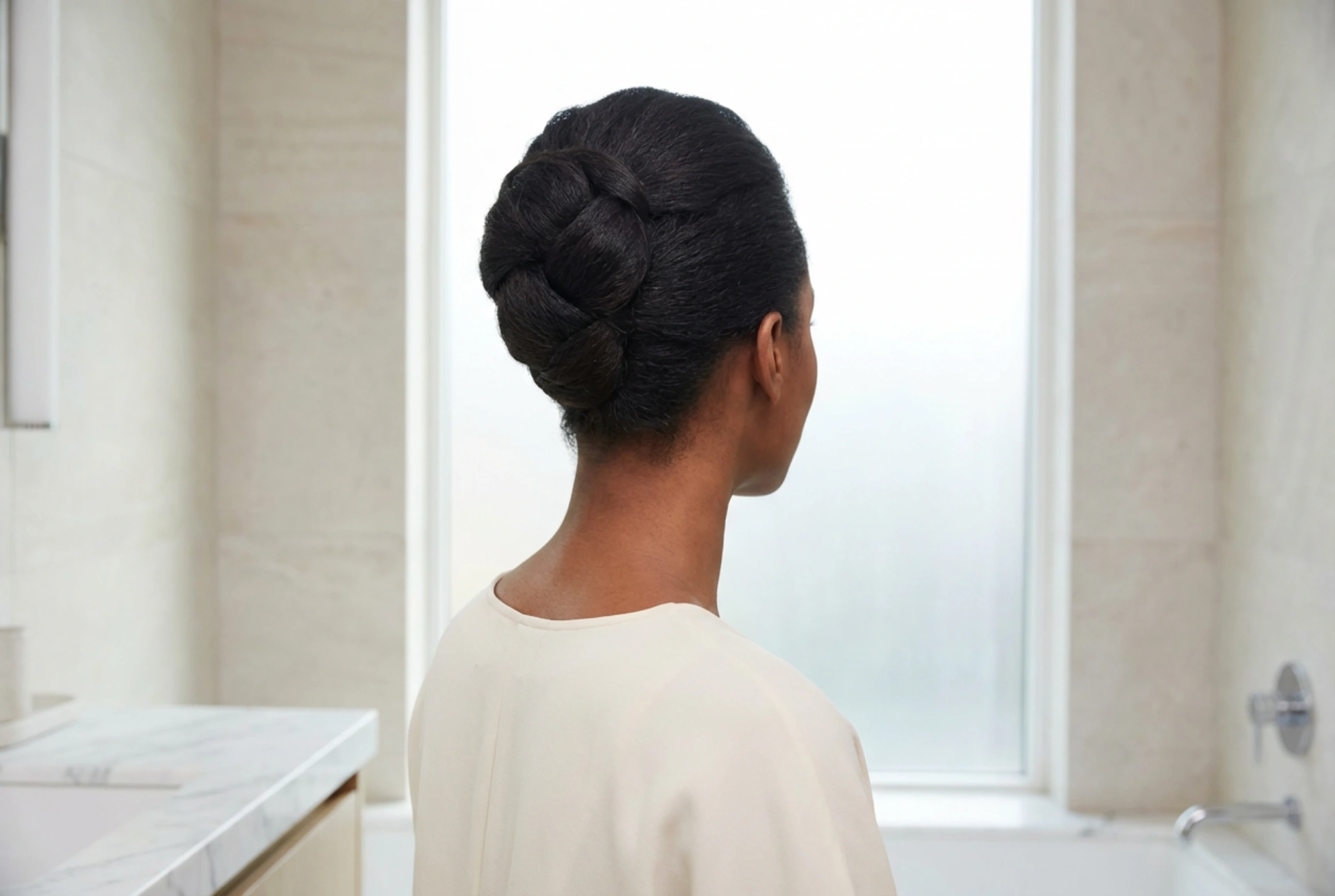 Kısa Saçlar İçin Topuz: Görünmez Tokalarla Hacimli ve Hızlı Bir Saç Modeli