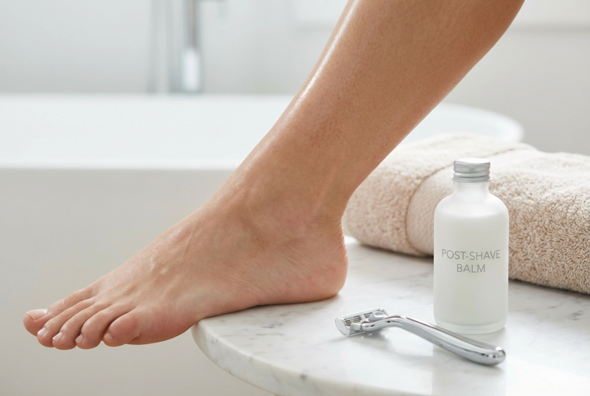 Tahriş Olmadan Bacak Tıraşı: Kadın Tıraş Bıçağı ve Bakım Tekniği