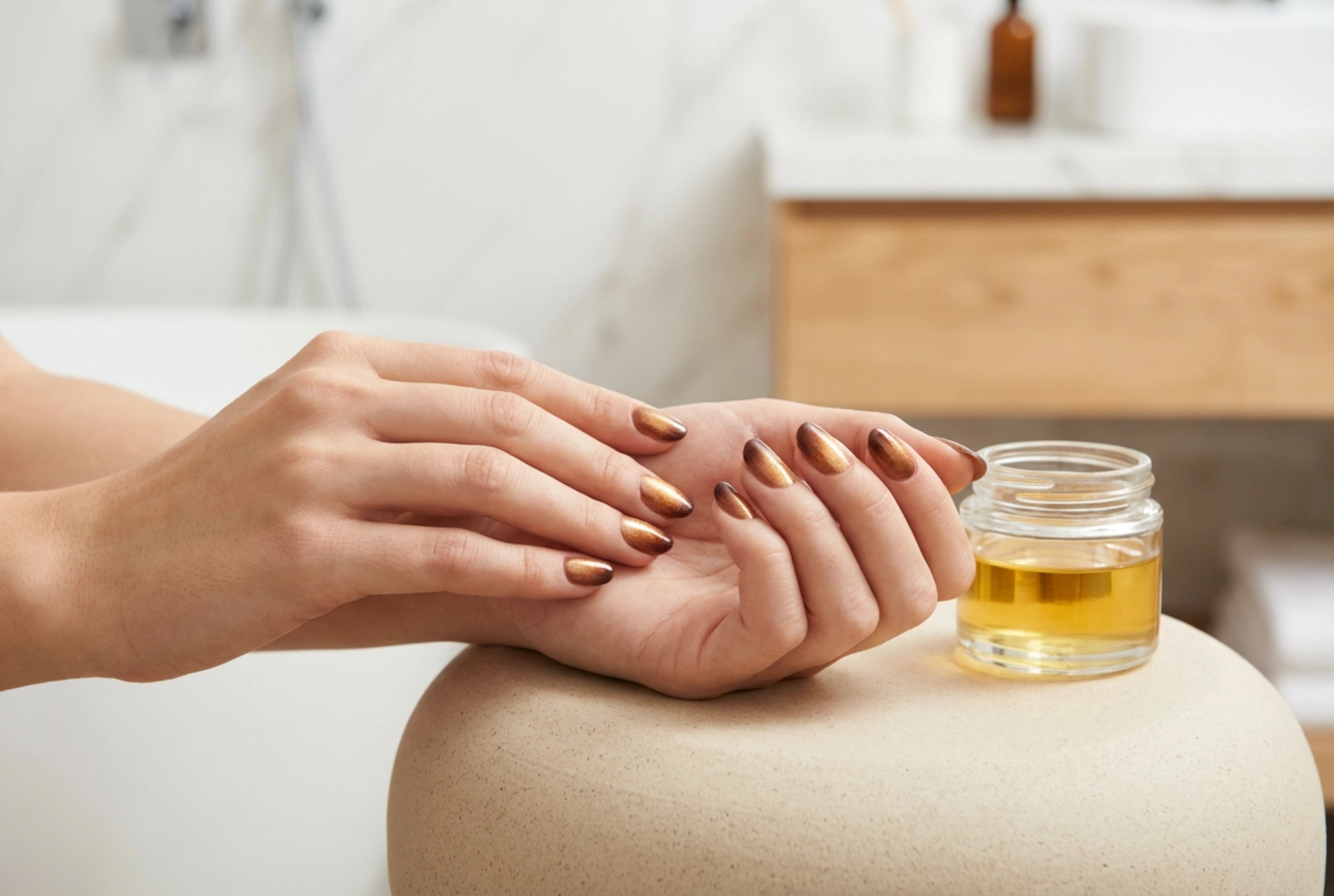 Kahverengi ve Altın Renginin Sıcak Uyumu: Adım Adım Tırnak Sanatı