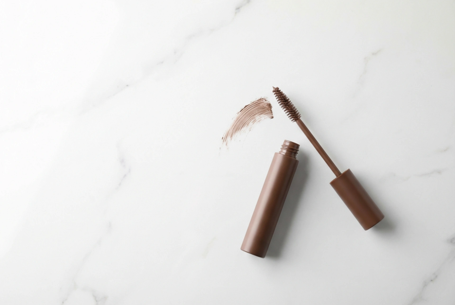 Kahverengi Maskara: Bakışlarınızı Ağırlaştırmadan Nazikçe Vurgulamanın Yolu