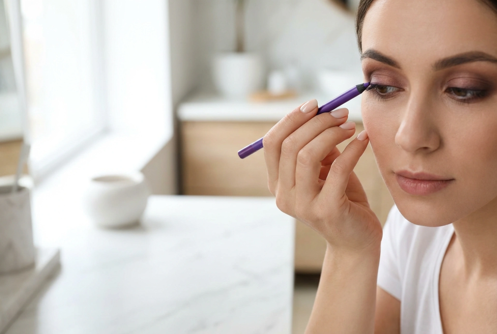 Mor Göz Kalemi: Gençleştirici Tonlar, Yumuşak Çizgiler ve Kahverengilerle Kombinasyonlar