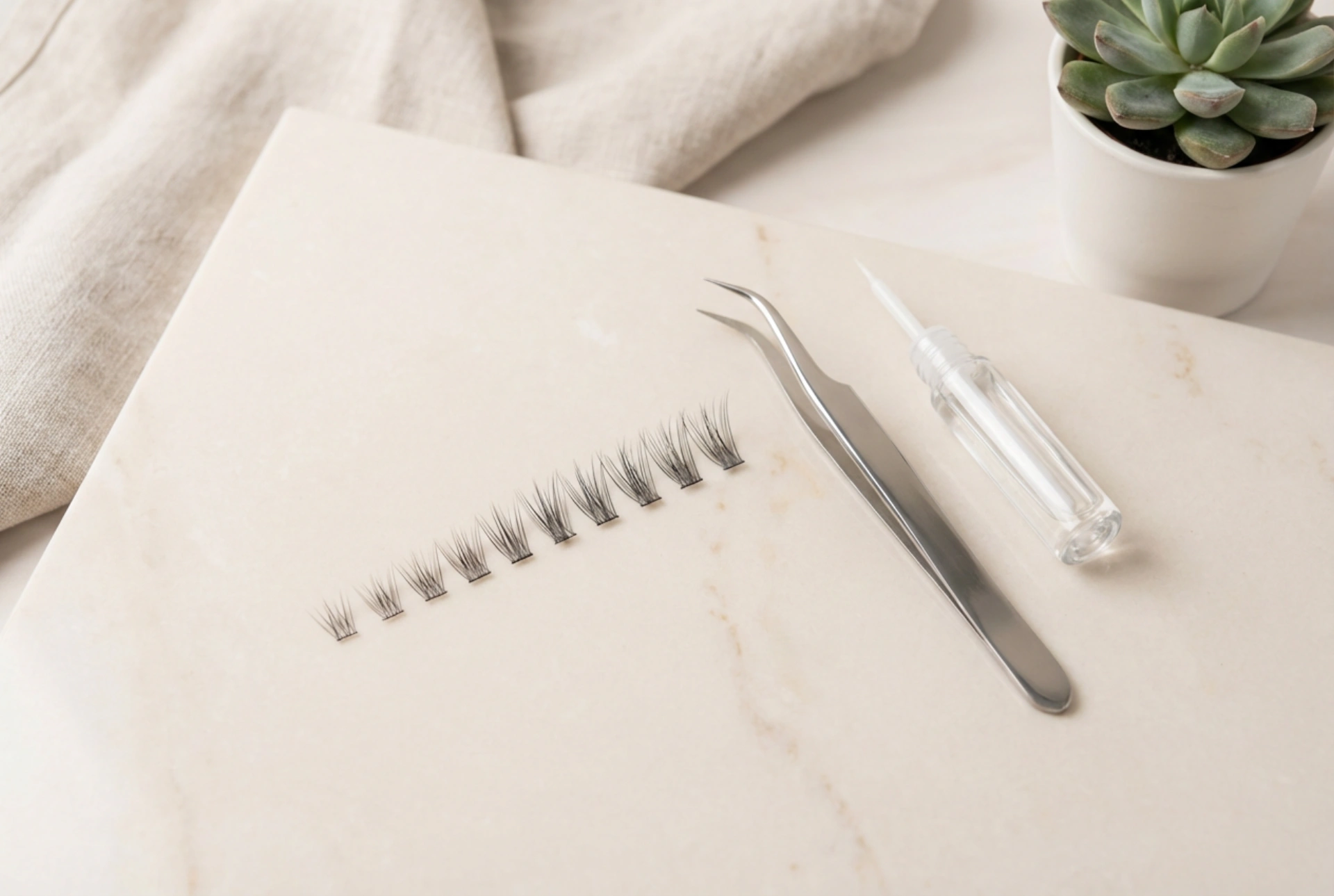 Yeni Başlayanlar İçin Takma Kirpik Kümeleri: Uzunluk Seçimi ve Uygulama