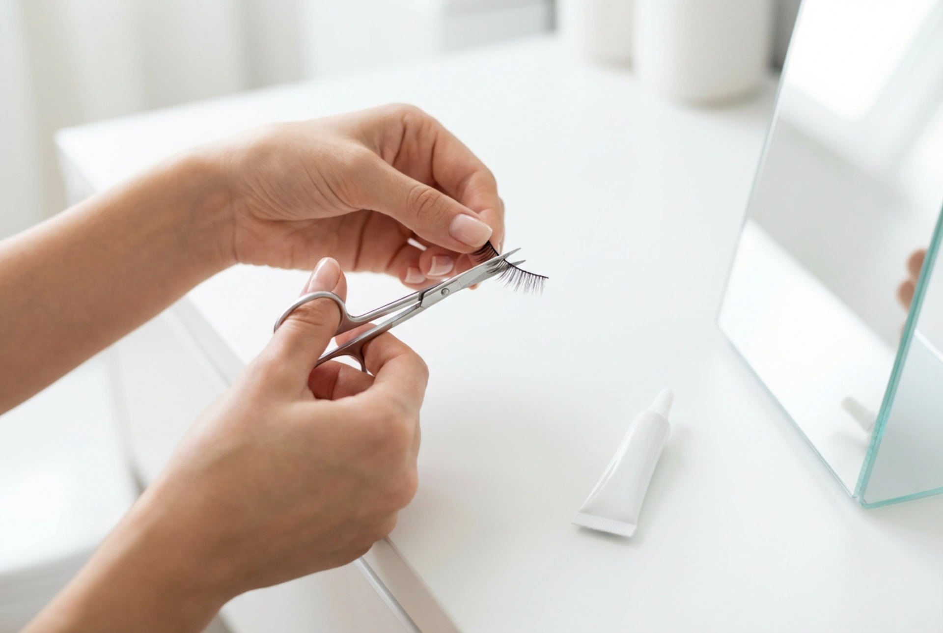 Takma Kirpikler: Nasıl Kesilir, Yapıştırılır ve Etki Kalıcı Hale Getirilir