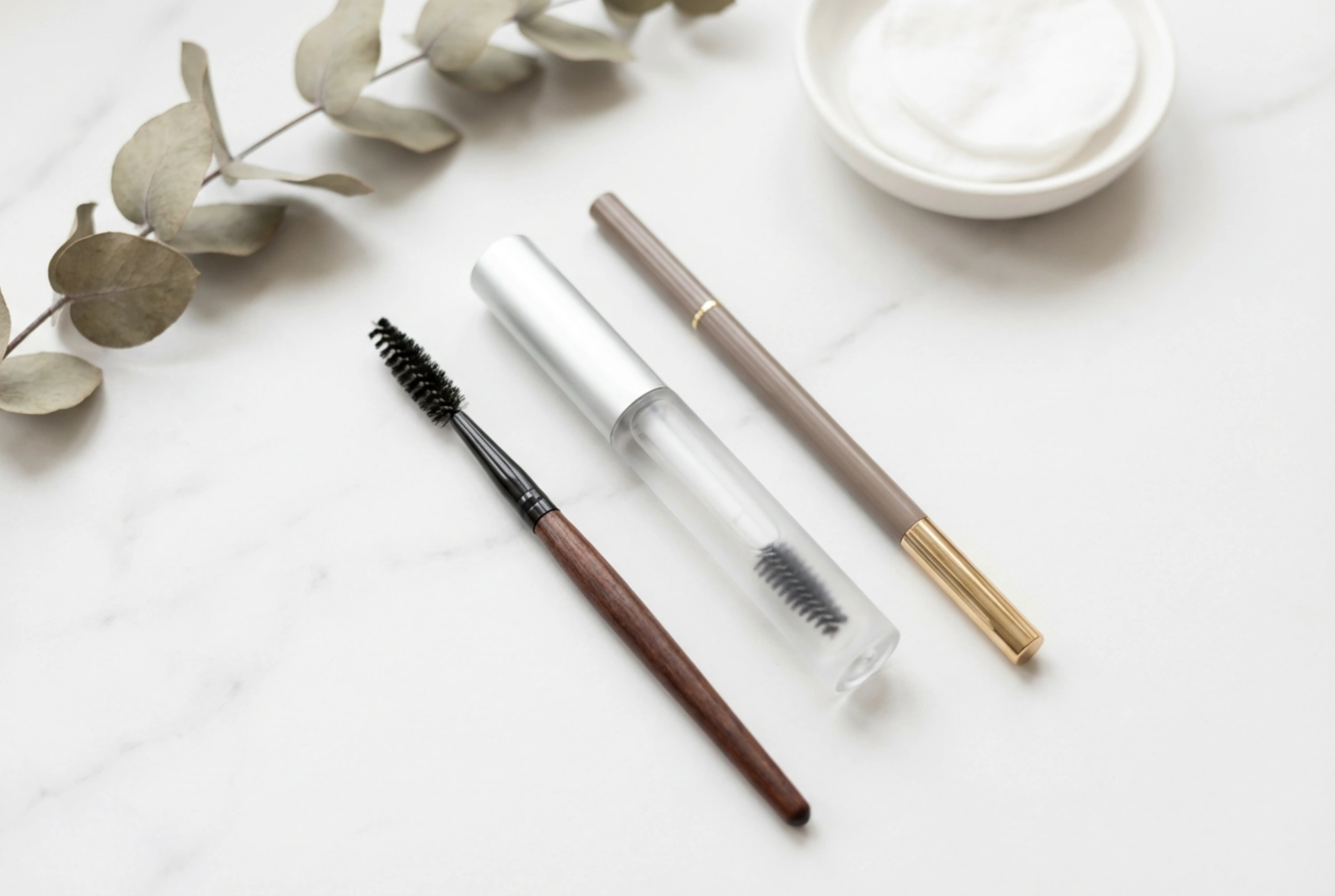 Abartısız Doğal Kaşlar: Teknikler, Ürünler ve Hatalar