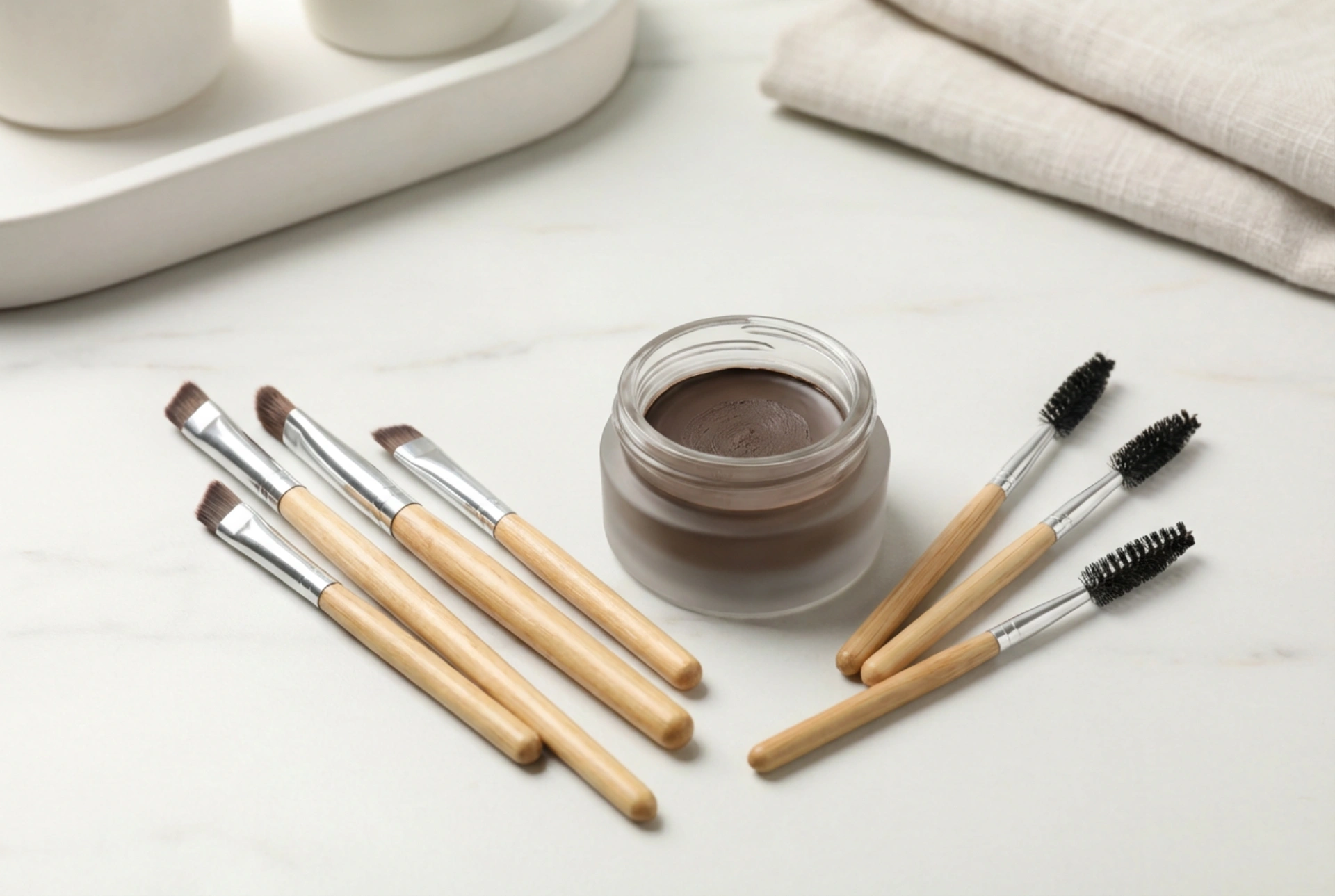 Kaş Pomadı İçin İdeal Fırçalar: Şekiller ve Kullanım Teknikleri