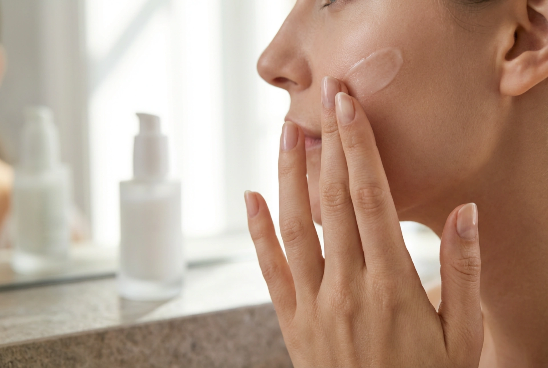 Matlaştırıcı Makyaj Bazı: İnce Bir Katman Uygulaması ve Sabitleme