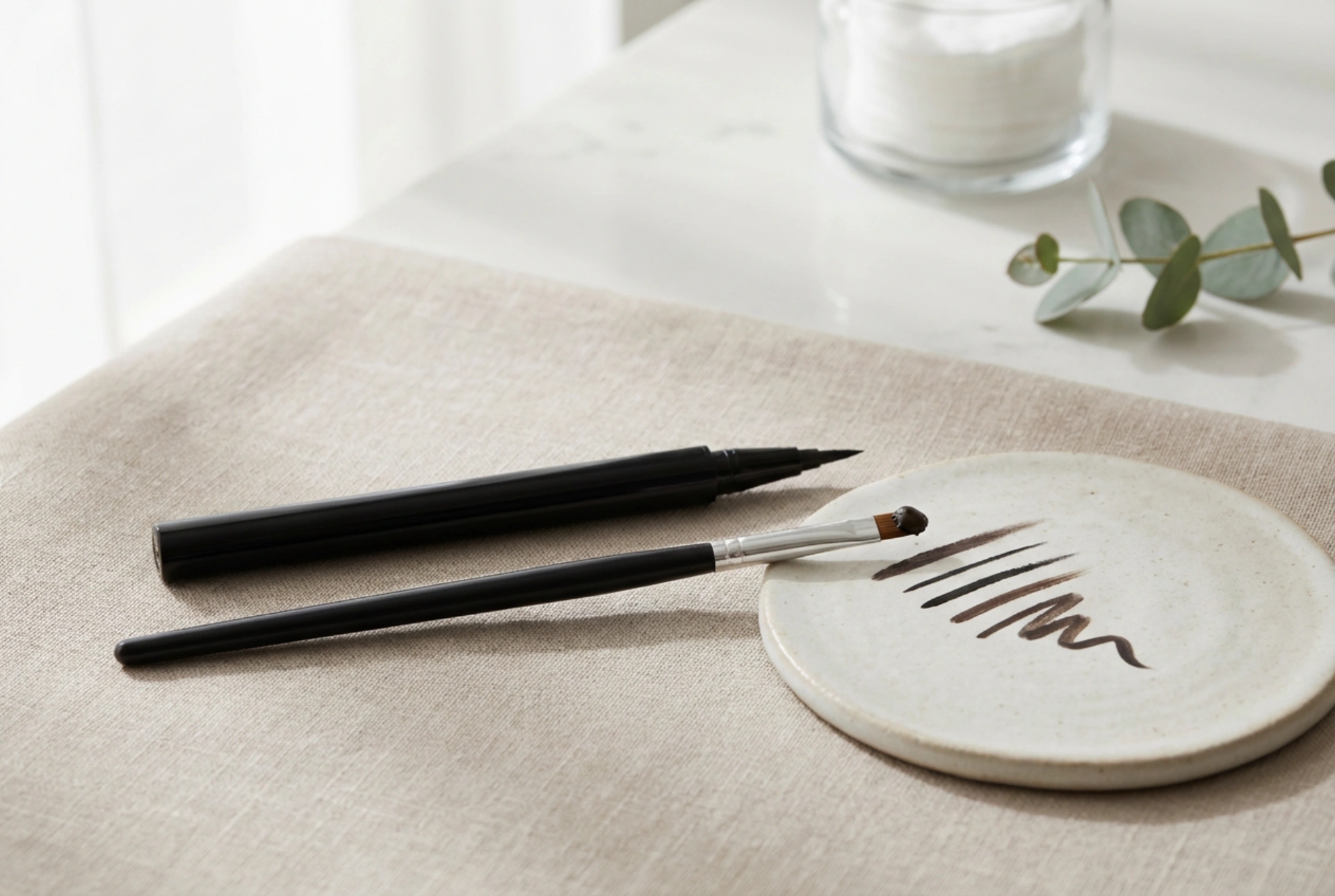 Kalem Eyeliner mı Fırçalı Eyeliner mı: Nasıl Seçilir ve Düzgün Bir Çizgi Nasıl Çizilir