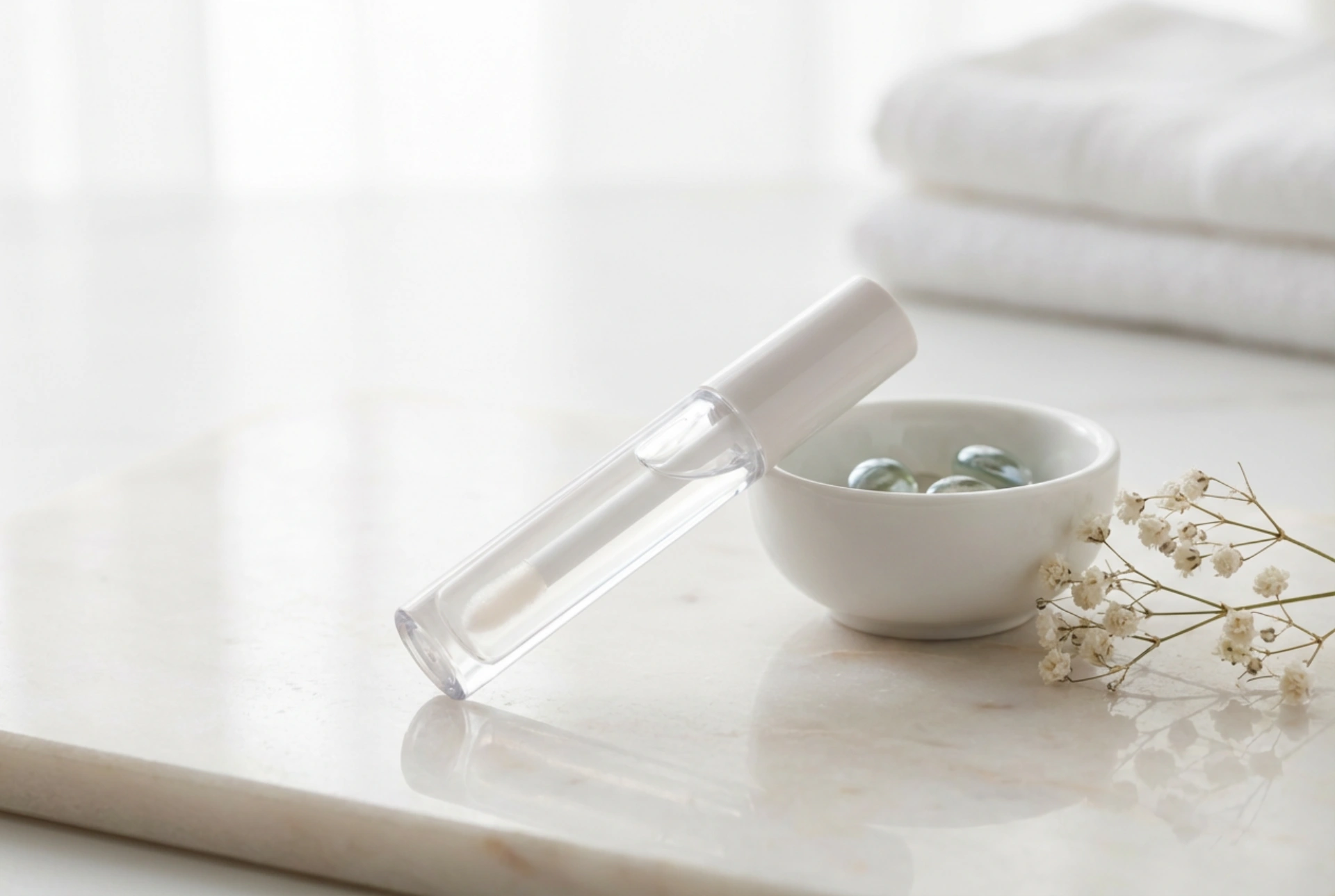 Şeffaf Dudak Parlatıcısı: Yapışkanlık Hissi Olmadan Parlaklık Nasıl Katılır?